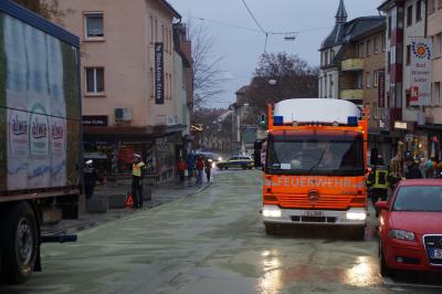 Stuttgart: 200 Liter Diesel nach LKW Kollision ausgelaufen.